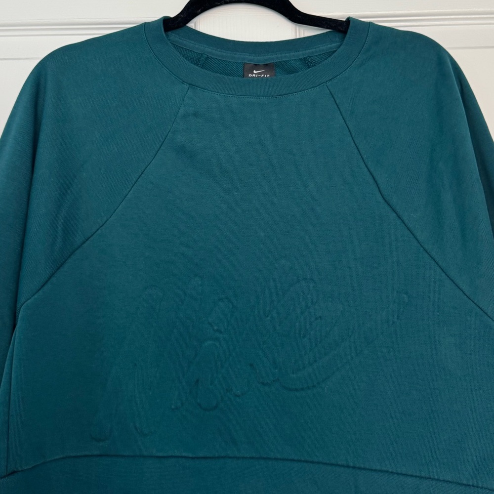 Nike Cropped Crewneck with Discrete Logo Pattern
